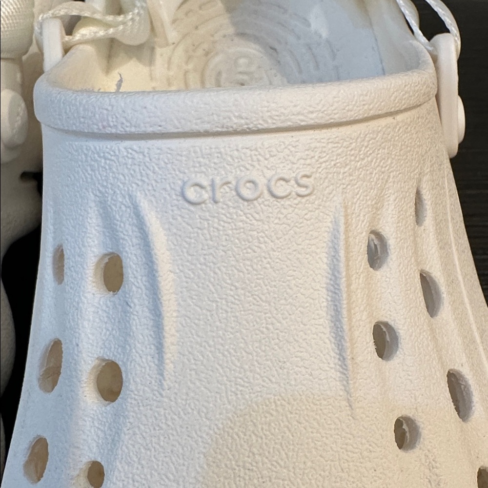 CROCS Breathable White Sandal-Clogs Size Women’s 10–Men’s 8 - Picture 2 of 8